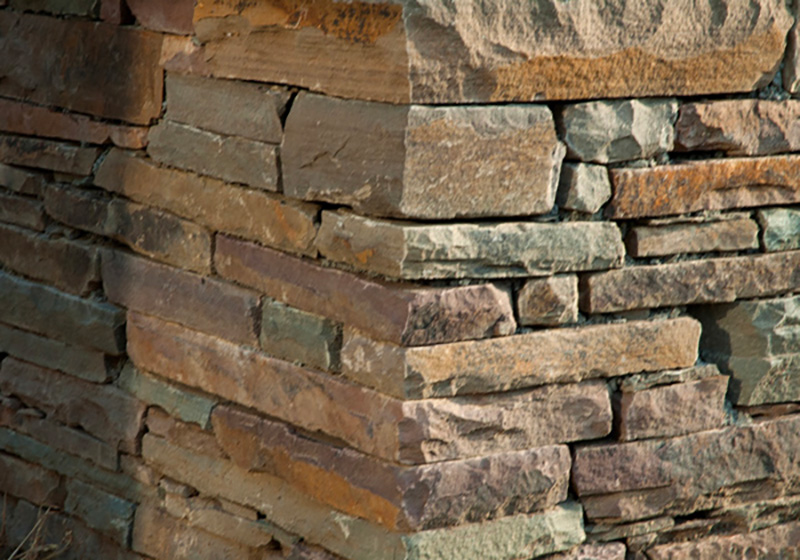 Mur en pierre sèche + angles en grès d'Yvoir