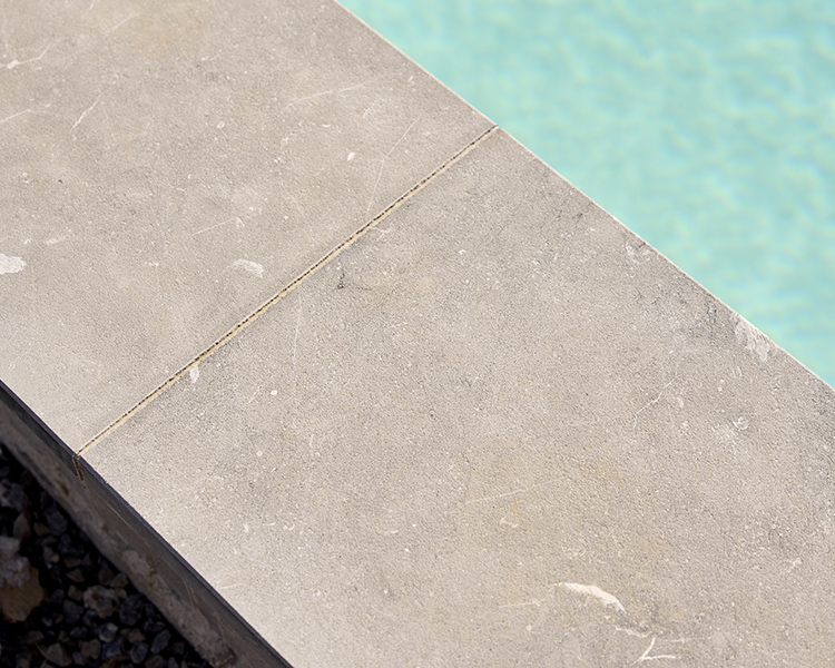 Margelle de piscine en pierre bleue