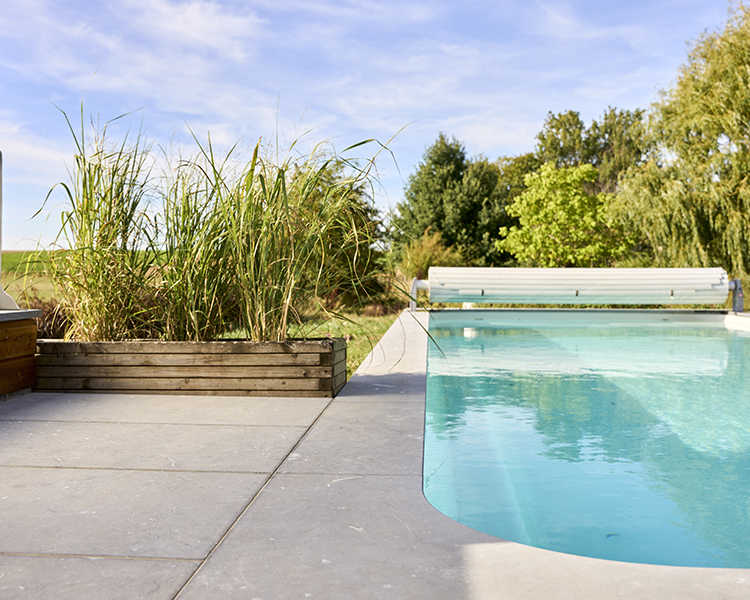 Margelle de piscine en pierre bleue